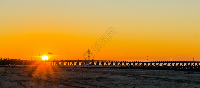 布兰肯贝赫季节水太阳比利时布兰肯堡海滩日落时长的码头黄昏时天空多彩背景