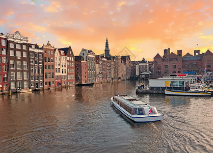 暮日落时来自荷兰阿姆斯特丹市的城风景地标外部的图片