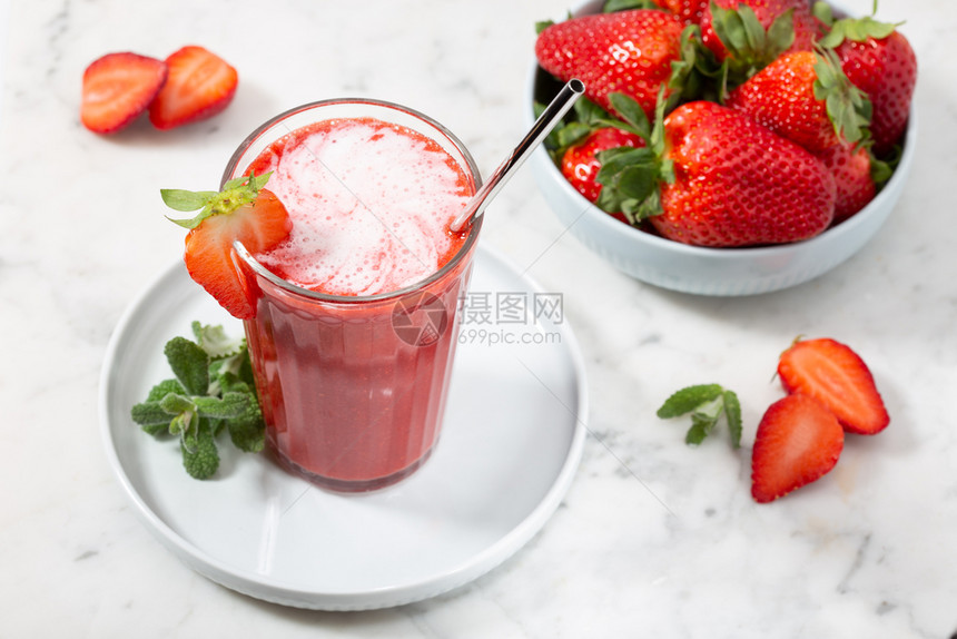 喝甜点新鲜草莓果汁在大理石桌上香蕉图片