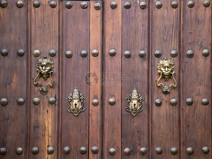 旧的木制门或带美容金属家具的古老木制门建筑学装饰风格图片