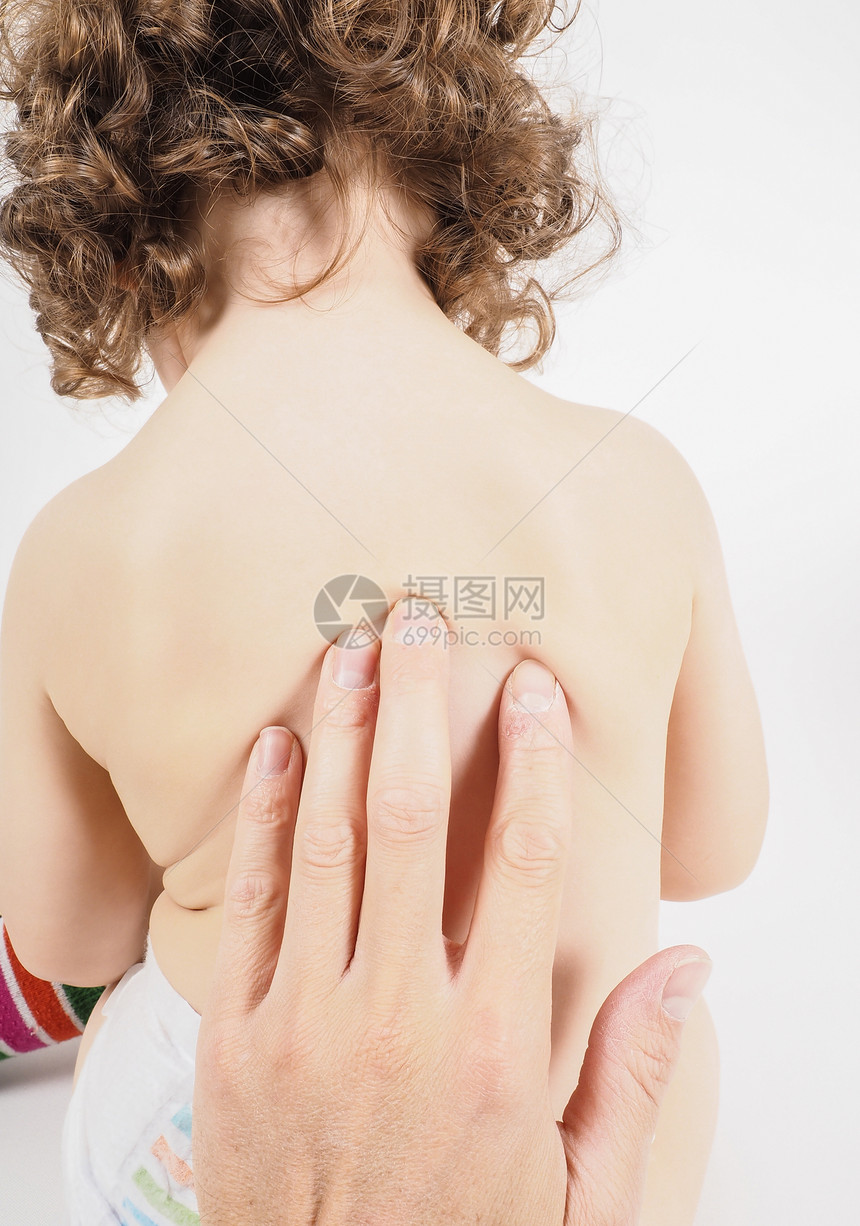 拇指小儿科医生对无法辨认的儿童进行健康检查后背有手指捏压按摩医疗的女孩图片