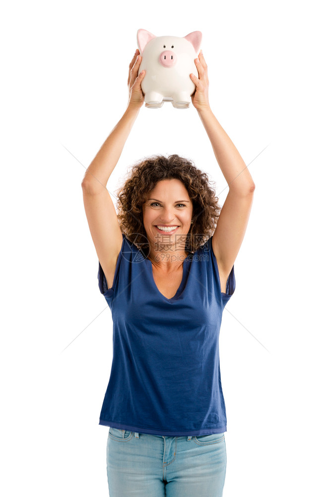 一位快乐的中年女子肖像她头顶着小猪银行女扑满蓝色的图片