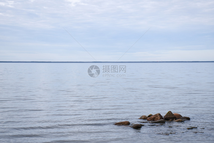 海洋经过波罗的瑞典群岛奥兰德海岸附近的平静水中海景风滑石位于波罗地海风景优美图片