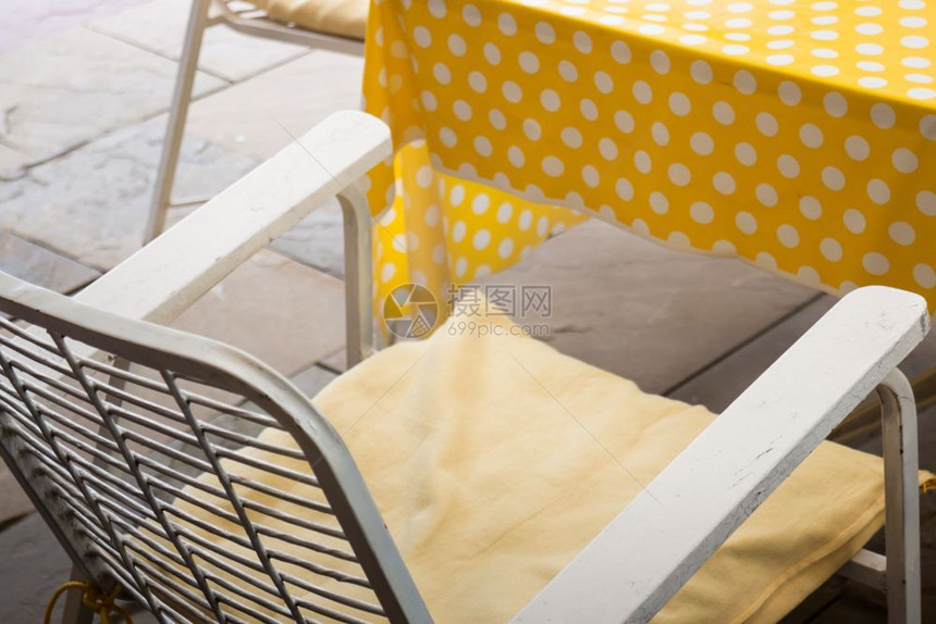 颜色户外餐厅花园的黄桌和椅子股票照片框架直的图片