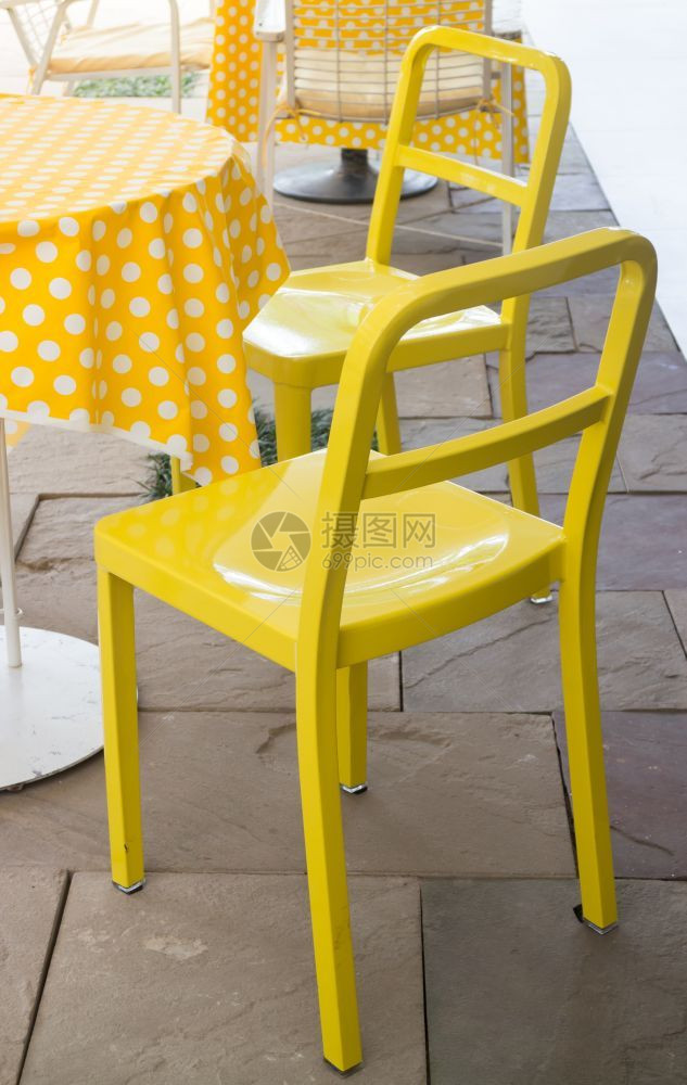 户外餐厅花园的黄桌和椅子股票照片等级颜色材料图片