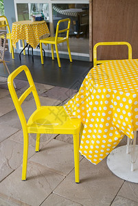 斑毯子户外餐厅花园的黄桌和椅子股票照片餐巾图片