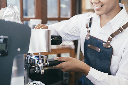 小型商业咖啡厅老板在工作咖啡铺面服务店家咖啡铺面服务所有者咖啡师制作图片