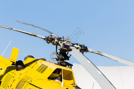 车辆航班黄直升机的转子细节其背景是天空和黄色直升机的螺旋图片