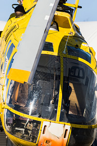 复古的座舱黄直升机转子细节其背景是天空和黄色直升机的螺旋质地图片
