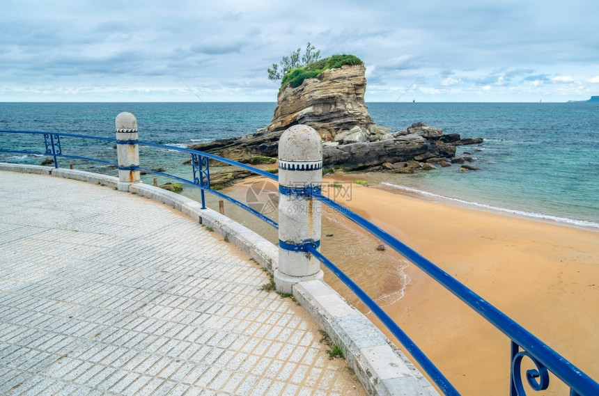 风景因为西班牙北部坎塔布里亚州桑坦德市山马海滩的景象西班牙北部Cantabria的骆驼海滩水图片