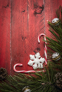 季节新的圣诞背景有糖果松树枝和红木制生锈背景最美的装饰品分支机构图片