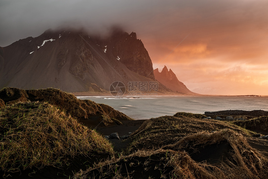 天空荒野日出时在阴云多的一天冰岛Vestrahorn山和沙丘莫比代利图片