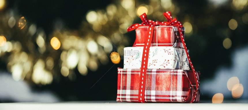 金子五彩纸屑弓背景的圣诞装饰和礼品箱树底图片