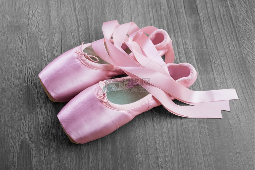 鞋带新的粉红芭蕾指针鞋用旧木本底桌子拖鞋图片