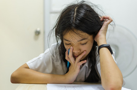 不想学习的小女孩背景图片