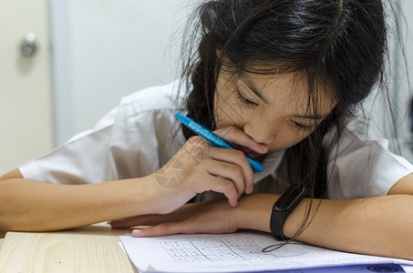 不想学习的小女孩背景图片