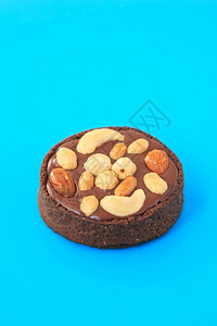 蓝色背景上的坚果巧克力酸薄图美食假期素主义者图片