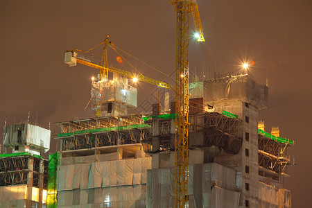 工业建造起重机和夜间建筑的设工业轮廓电梯图片