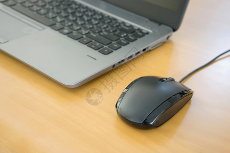 网络木制表格上的键盘和鼠标现代的电子产品图片