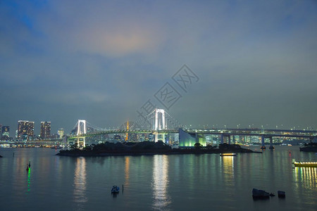 在日本河上奥代巴桥的彩虹天光下风景台场日落背景图片