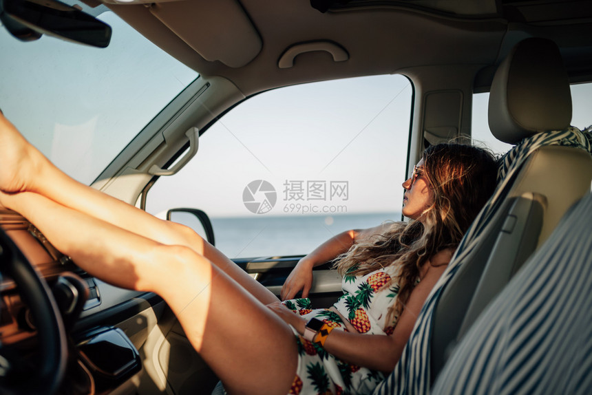 坐在车厢里着的年轻女子穿着迷你服装感的里面白种人图片