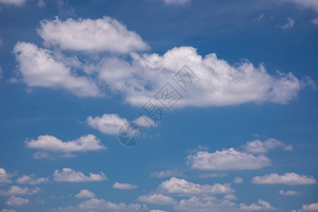 蓝色的天际线空以云幕为背景美丽图片