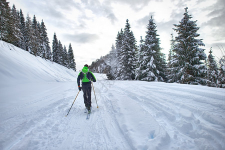 雪地滑雪者图片