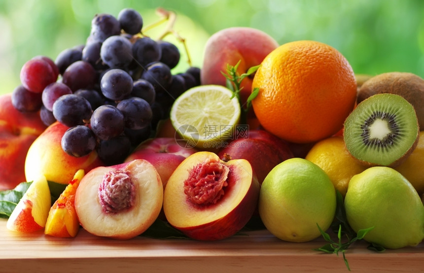 桌子混合食用将多汁的水果排列在桌上图片