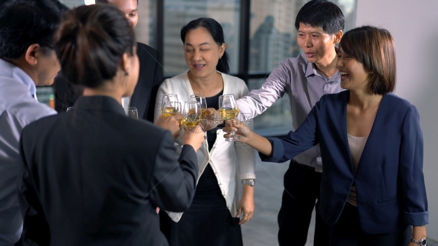 成人一群有威士忌杯子的生意团员快乐派对图片