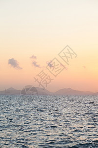 清晨日出天空被略微俯冲一片宁静的海意大利图片