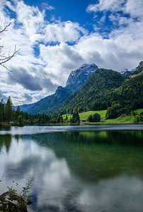 冷杉反射到山湖的阿尔卑斯旅游德国图片