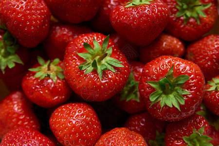 红色多汁的草莓图片
