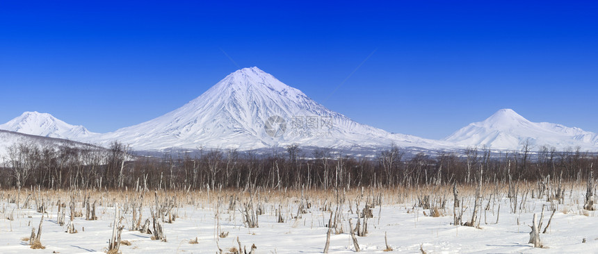 蓝色的堪察卡半岛冬季山地景色观自然图片