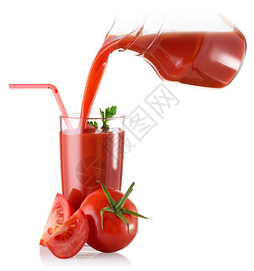 红色的樱桃节食喝番茄汁倒入一杯脱盐机和块孤立在白色背景上的番茄汁倒入一杯脱茶机和份番茄进入设计图片