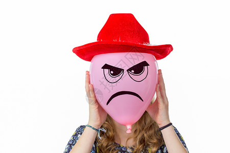 女孩带着粉红气球脸色愤怒戴着红帽子孤立在白色背景上执行手女士图片