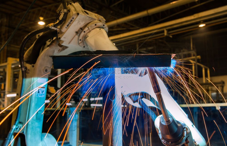 机器人在工厂焊接火花未来派机械的图片