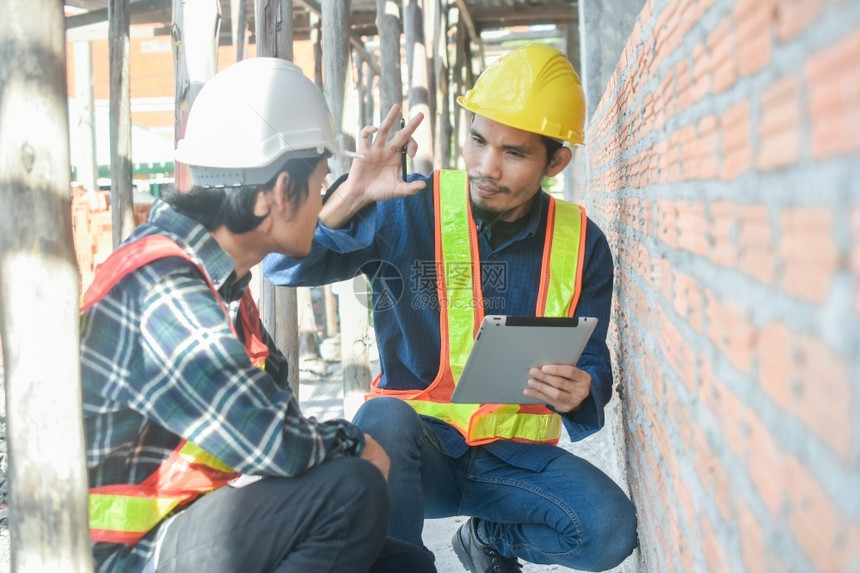 地点行业关于工建筑程的2个师谈话讨论平板建设者图片