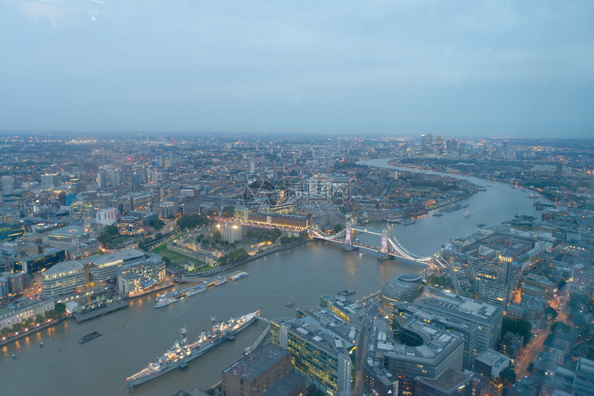 日落城市的伦敦2016年9月24日伦敦塔桥和城市鸟瞰图伦敦2016日晚上塔桥和城市天际线鸟瞰图这座城市每年吸引30万游客百图片