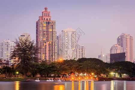 天空夜间城市景办公大楼和来自泰国公共园的黄昏风景寓工作场图片
