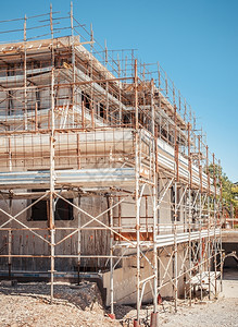 正在建造的带有起重机和脚架的建筑手医院工程图片