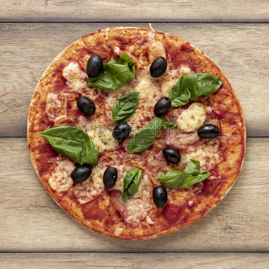 配有美味比萨饼的木本背景安排好的食物意大利语图片