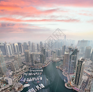 灯阿拉伯最佳黄昏迪拜码头建筑的鸟瞰图黄昏迪拜码头建筑的鸟瞰图图片