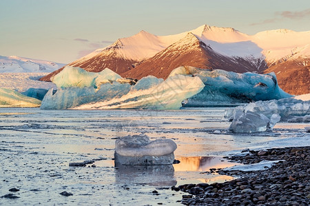 冰冻沙龙天空冰岛瓦特纳川公园Jokulsarlon湖日出时的冰山岛日出时湖中的冰山景观漂浮背景