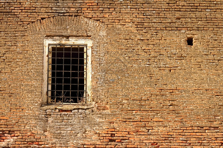 优质的生锈在旧废弃城堡墙上红色风化砖头外面老的图片