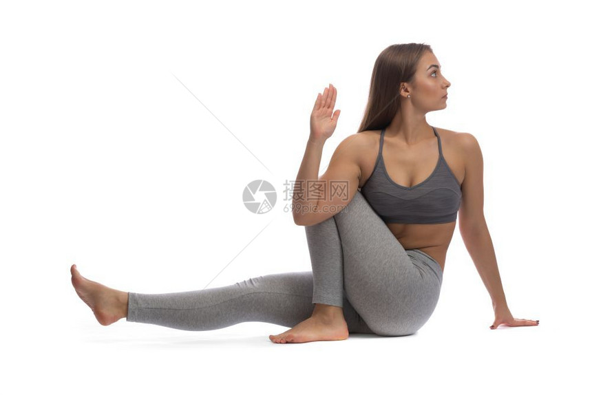 美丽女孩在一个白色背景的演播室里做瑜伽一种数字图片