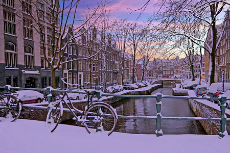 荷兰冬天从阿姆斯特丹到日落的寒冬城市风景暮户外镇图片
