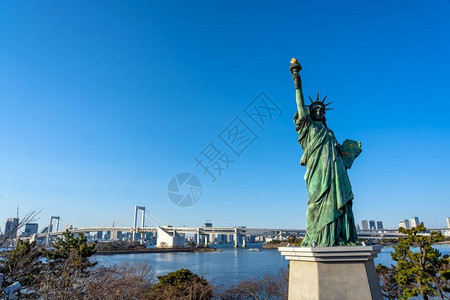 蓝色的奥运会城市自由女神像和彩虹桥图片