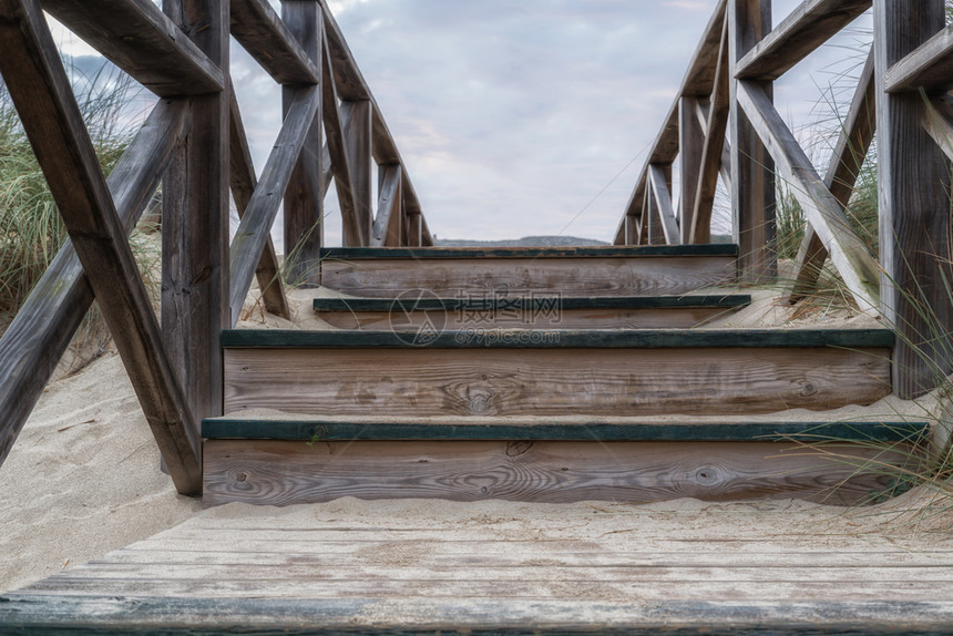 海滩沙丘的木林楼梯梅斯基达走道木板路图片