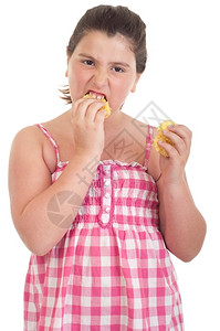 长着饥饿表情的可爱小女孩吃着白背景孤立的薯片胖咬小吃图片