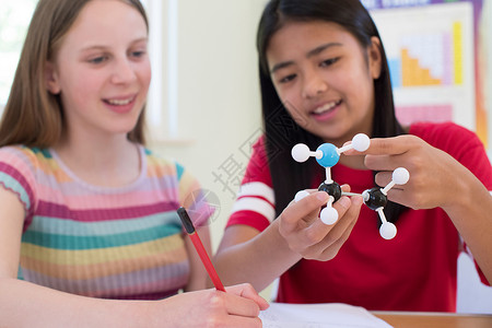 人们水平的2名女学生使用分子样板在科学课程中习生们图片